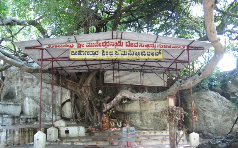 Muneeshwara Swamy Shrine near Thottikallu falls