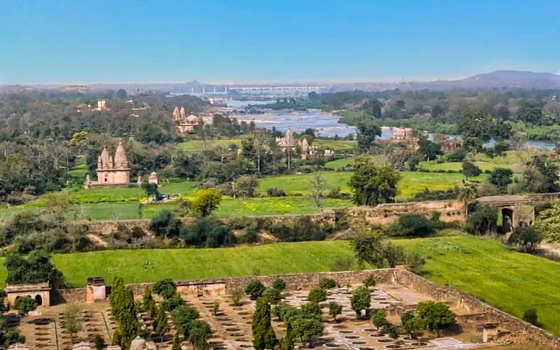 0121321 An aerial view of Orchha with Beta river, Madhya Pradesh